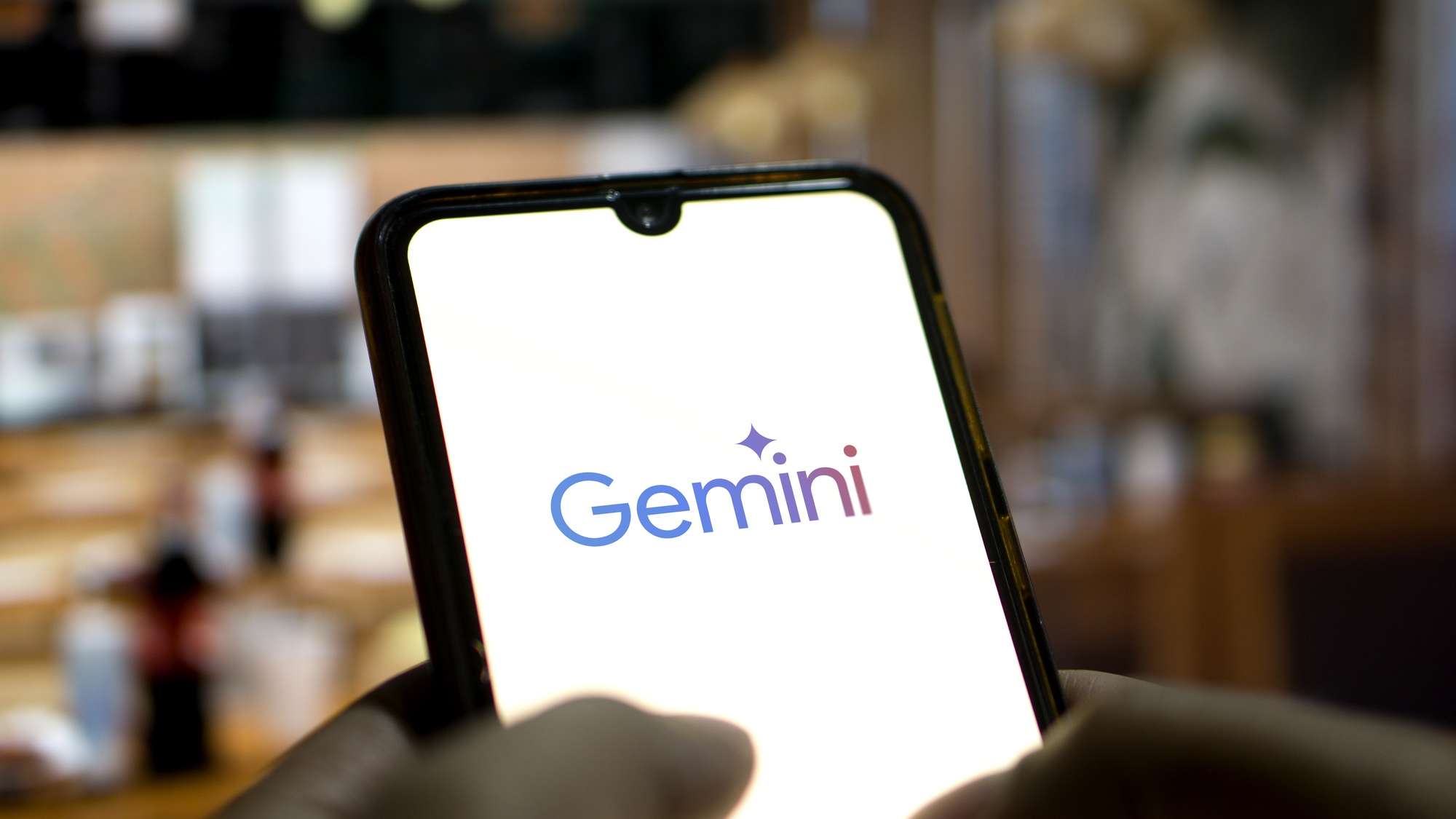 Google integruje svého chatbota Gemini do aplikace Zprávy v systému Android.