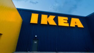 Češi se konečně zbaví kabelů. Pomůže jim k tomu nabíječka z IKEA