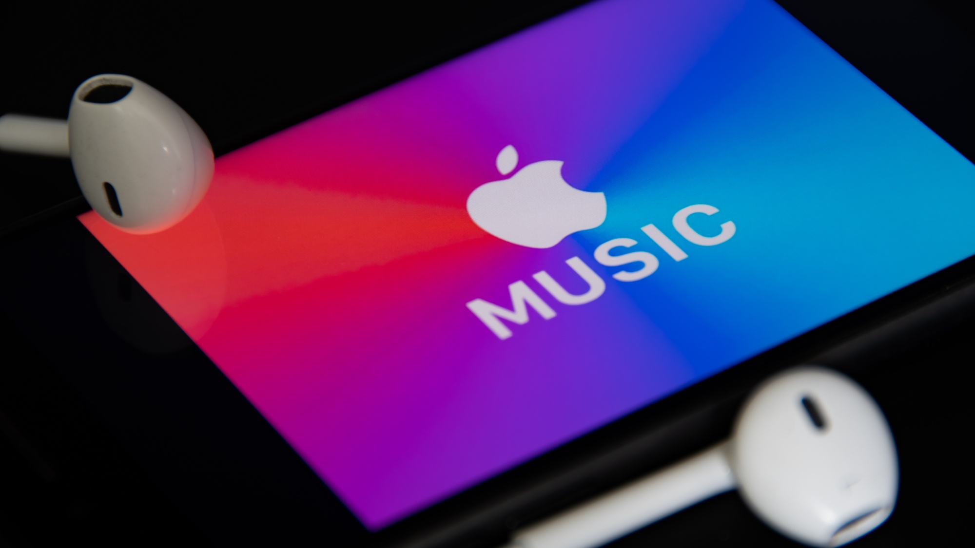 Apple Music oslavuje LGTBIQ+ Pride 2024 exkluzivními playlisty sestavenými kurátory časopisu Shangay a mezinárodními DJs