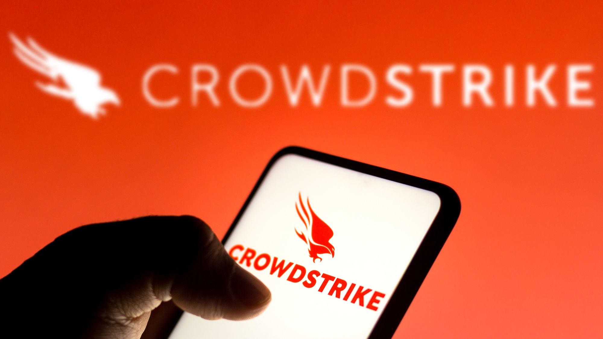 CrowdStrike: Kdo stojí za havárií, která postihla banky a letecké společnosti po celém světě?