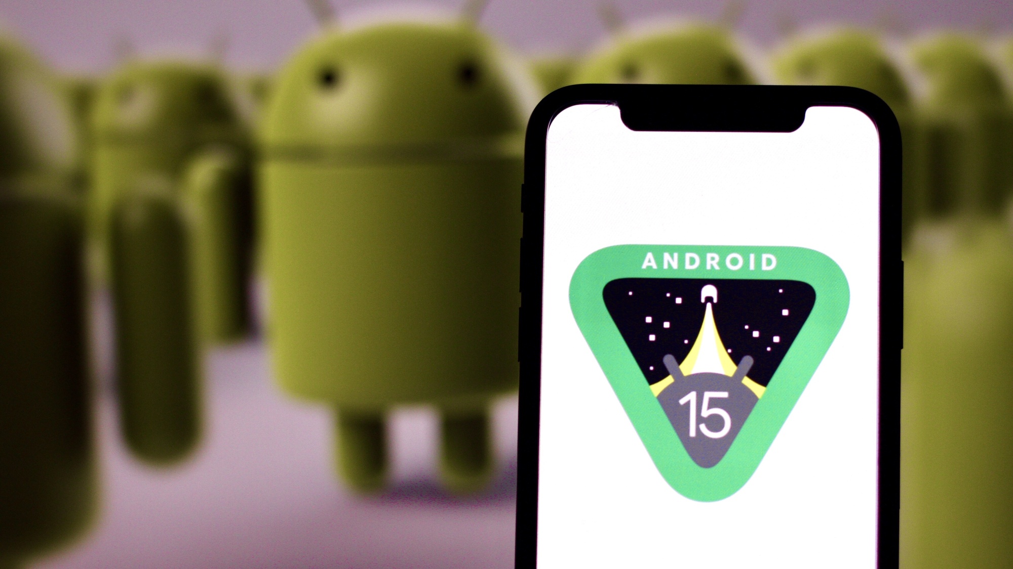 Systém Android 15 je za rohem, ale Android 14 se dostal jen do 13 % zařízení