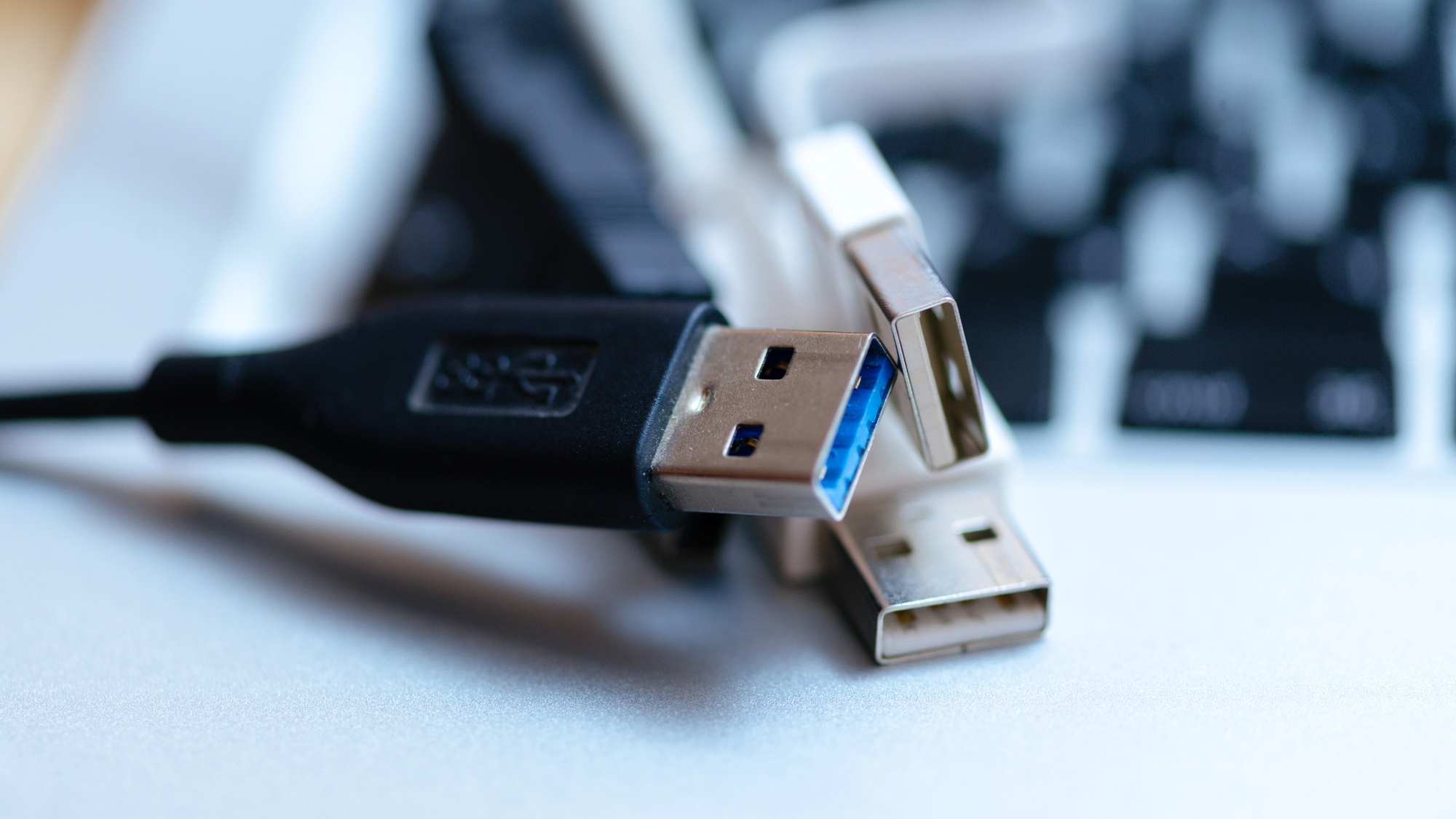 Pokud se pokusíte k počítači připojit 112 zařízení USB, stane se toto