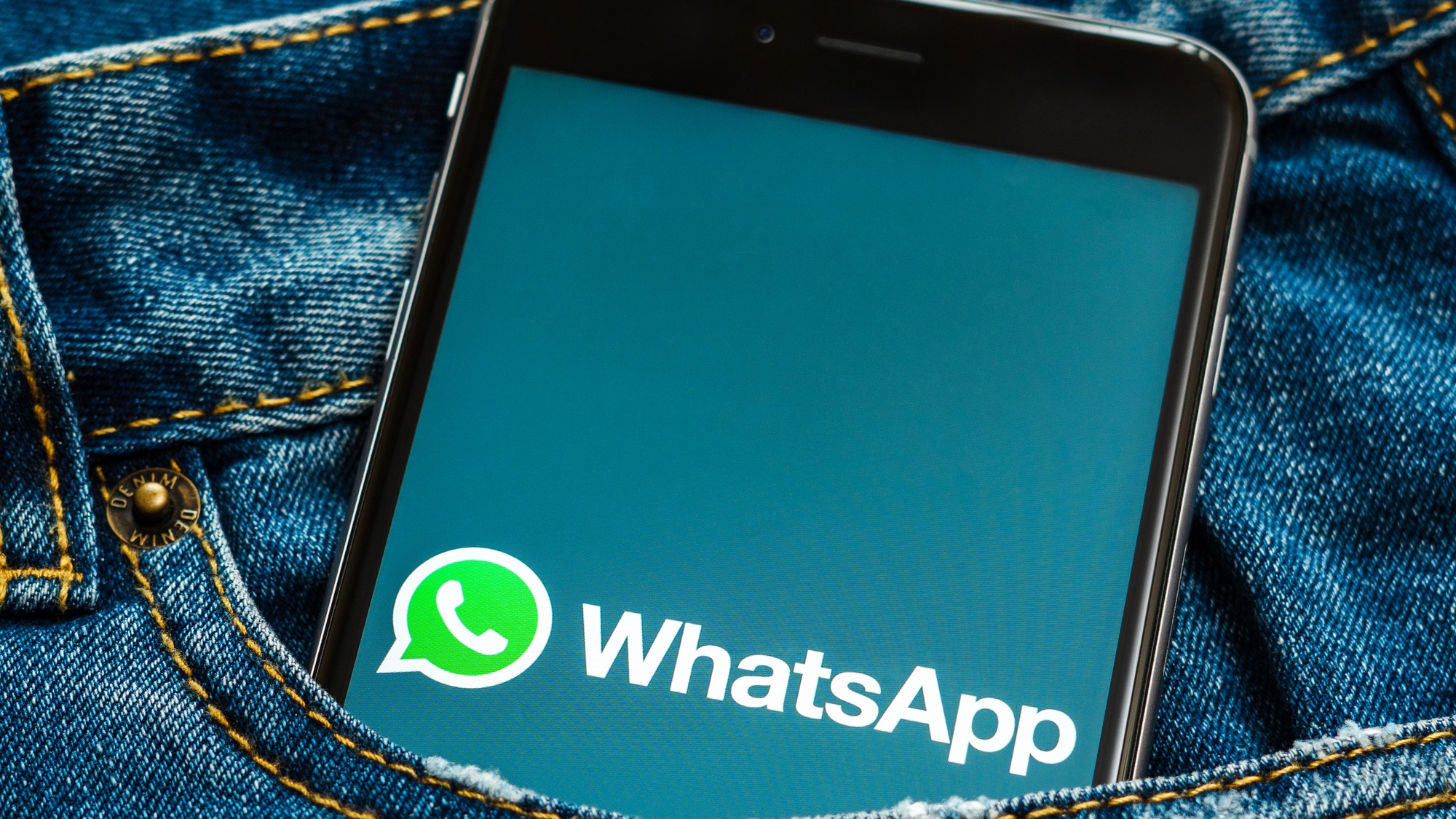 Pokud toto tlačítko WhatsApp v systému iOS na několik sekund stisknete, objevíte novou funkci