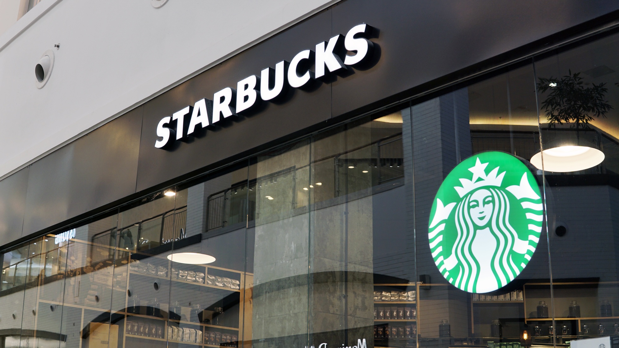 Nový generální ředitel společnosti Starbucks raději urazí 1000 mil, než aby se na tři dny v týdnu stěhoval do kanceláře