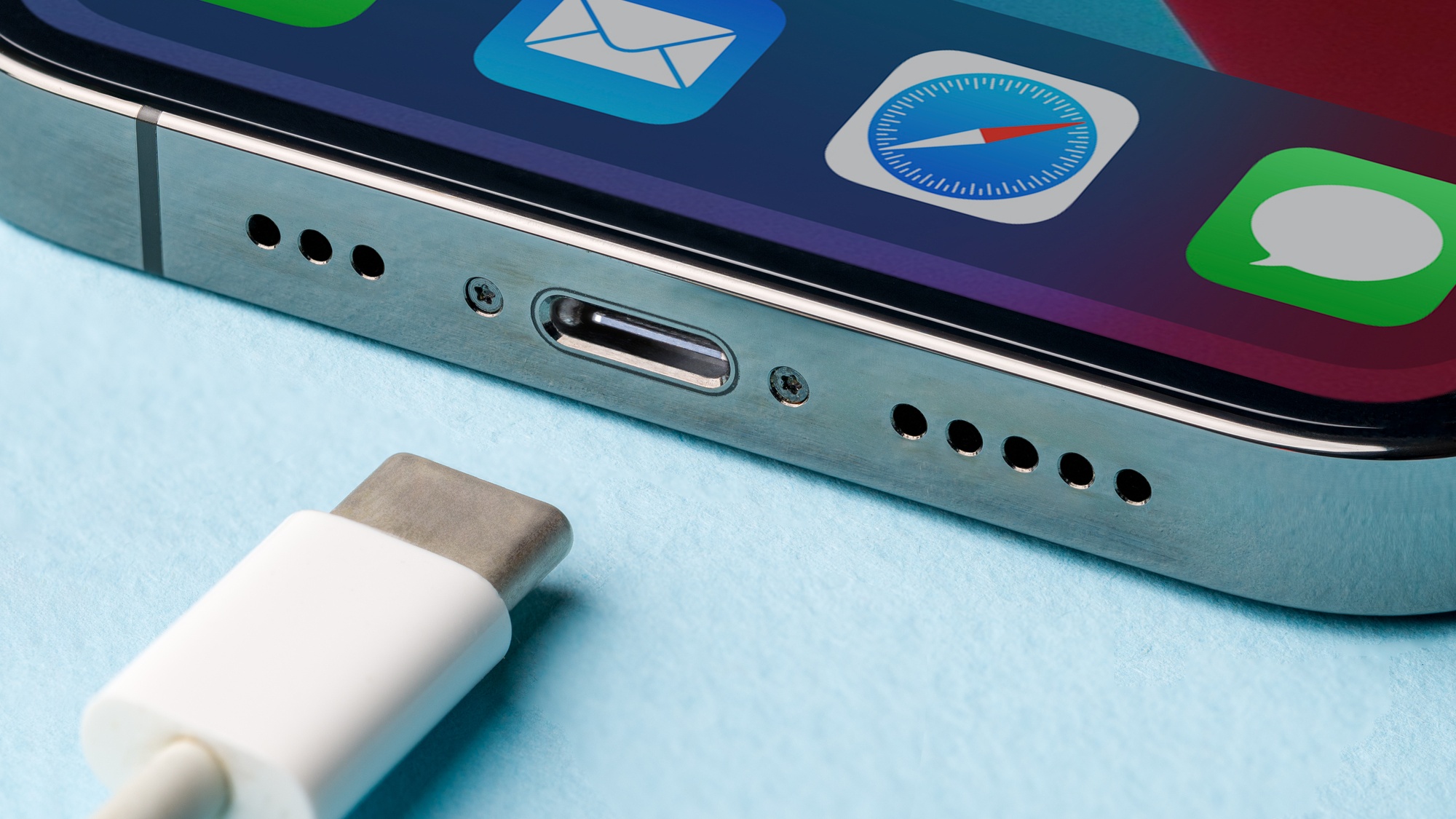 Port USB na iPhonu 16 je pomalejší než na iPhonu 16 Pro. Ale je tu jedna velká novinka: Wi-Fi 7