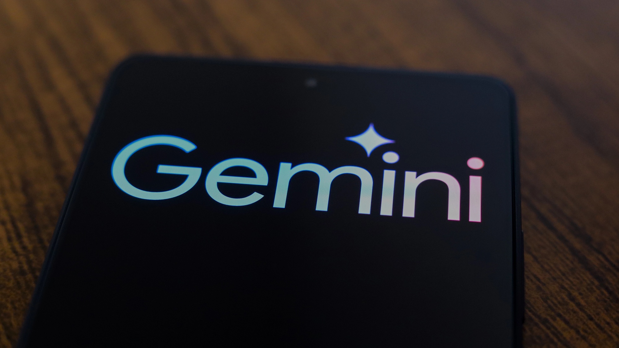 Gemini Live začíná být k dispozici v češtině pro všechny uživatele Androidu