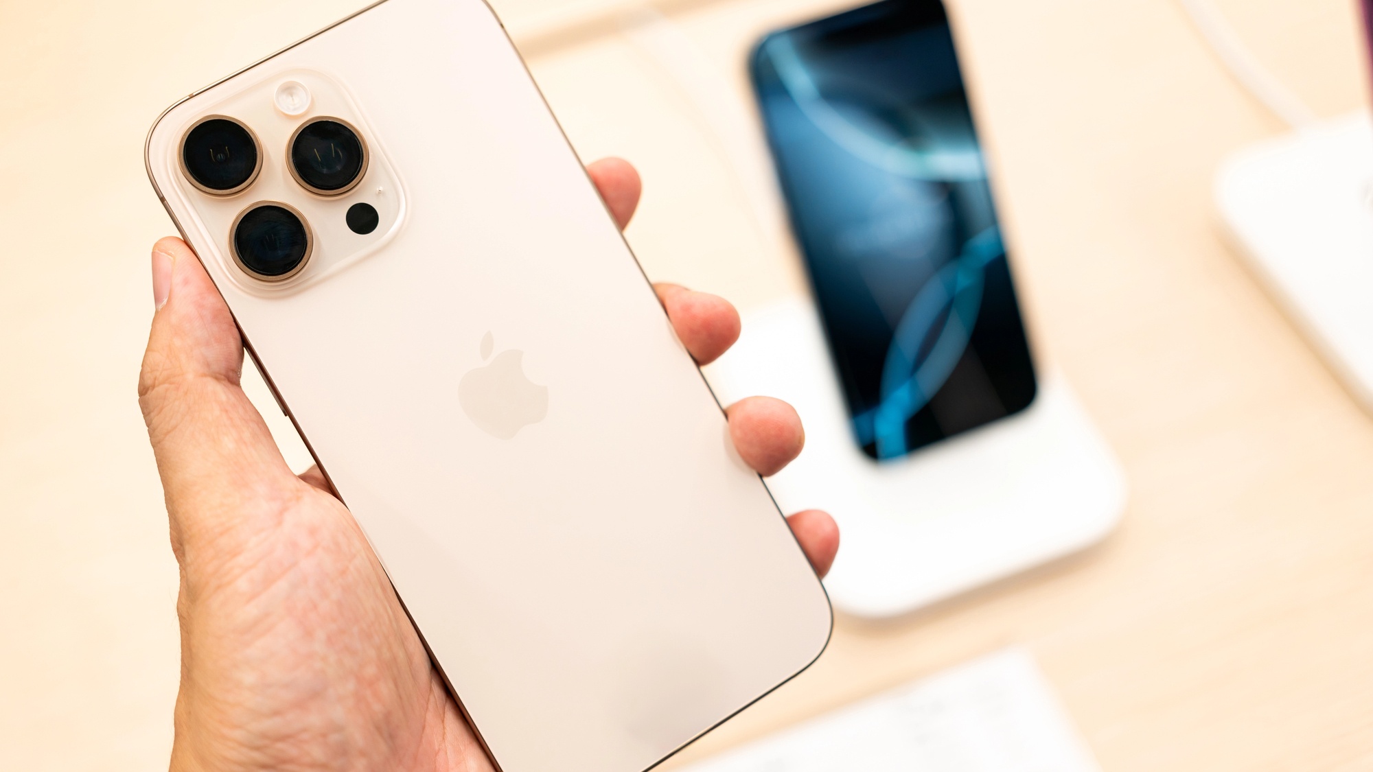 Někteří lidé našli způsob, jak získat iPhone 16 Pro Max levněji. Legální to ale není