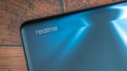 Jeden telefon, dvě barvy. Realme 14 Pro bude první mobilní telefon, který v chladném počasí změní barvu