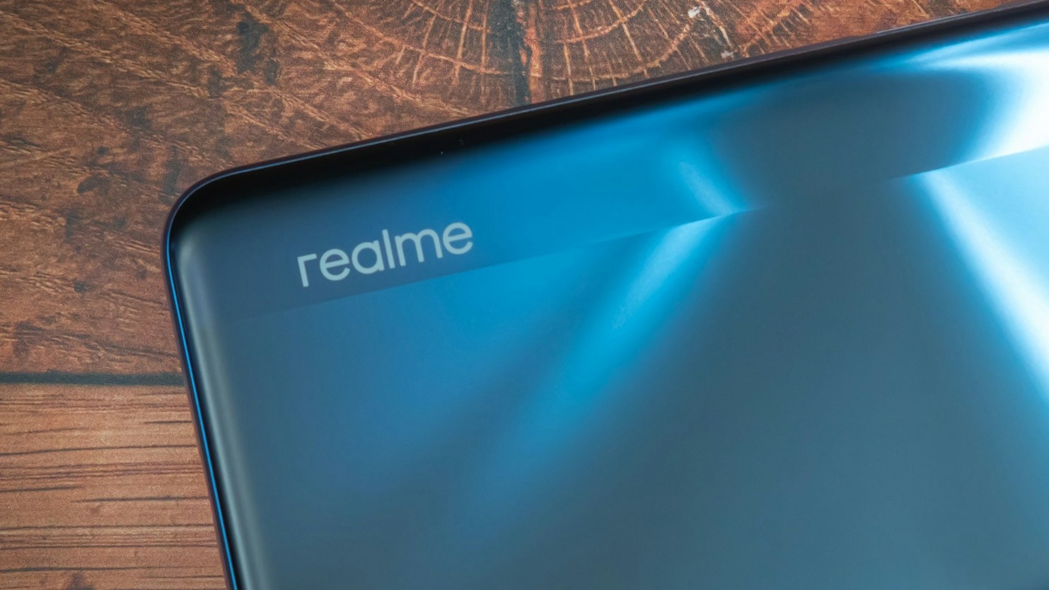 Jeden telefon, dvě barvy. Realme 14 Pro bude první mobilní telefon, který v chladném počasí změní barvu