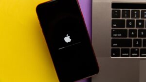 Aktualizace iOS 18.2.1 pro iPhone přináší důležité opravy chyb