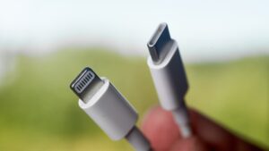 Apple nechtěl přejít na USB-C, nyní se ukazuje, že je lze snadno nabourat