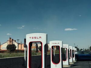 Velké změny pro vozy značky Tesla v roce 2025: Takto se nyní budou elektromobily nabíjet