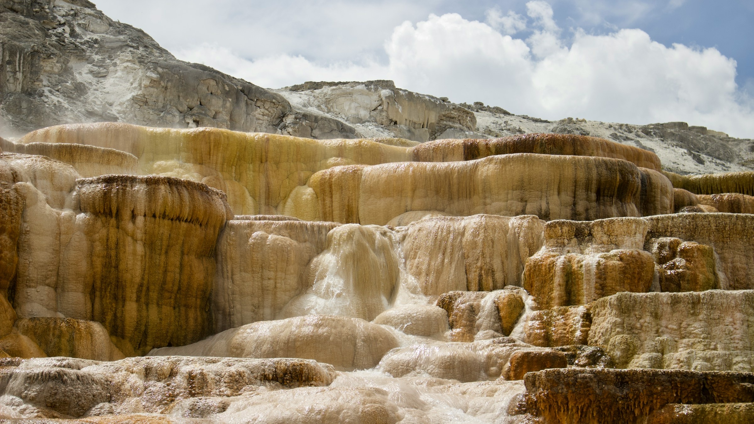 Yellowstonský supervulkán po 160 000 letech klidu znovu ožívá