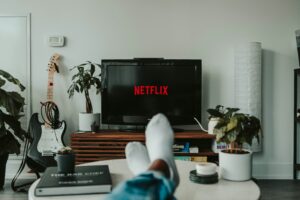 Netflix ví, že se při sledování filmů a seriálů věnujete telefonu, a přichází s novou vychytávkou