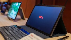 Nové smartphony a tablety TCL jsou vybaveny hybridní obrazovkou využívající E-ink technologii