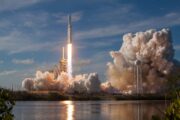 SpaceX je připravena vynést do vesmíru obří náklad za méně než 24 hodin